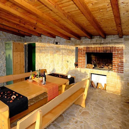 Mirna Vala Holiday home *