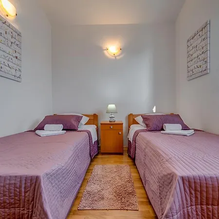 Mirna Vala Holiday home