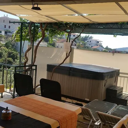 Mirna Vala Holiday home Sevid