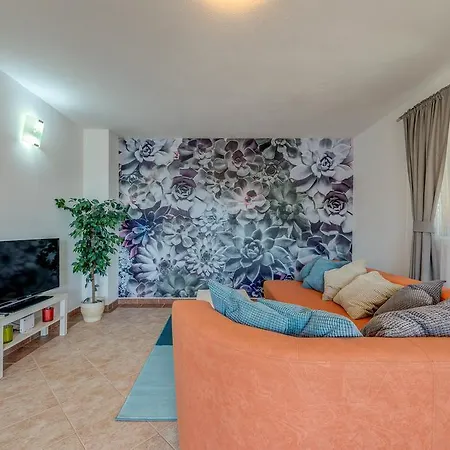 Mirna Vala Holiday home Sevid